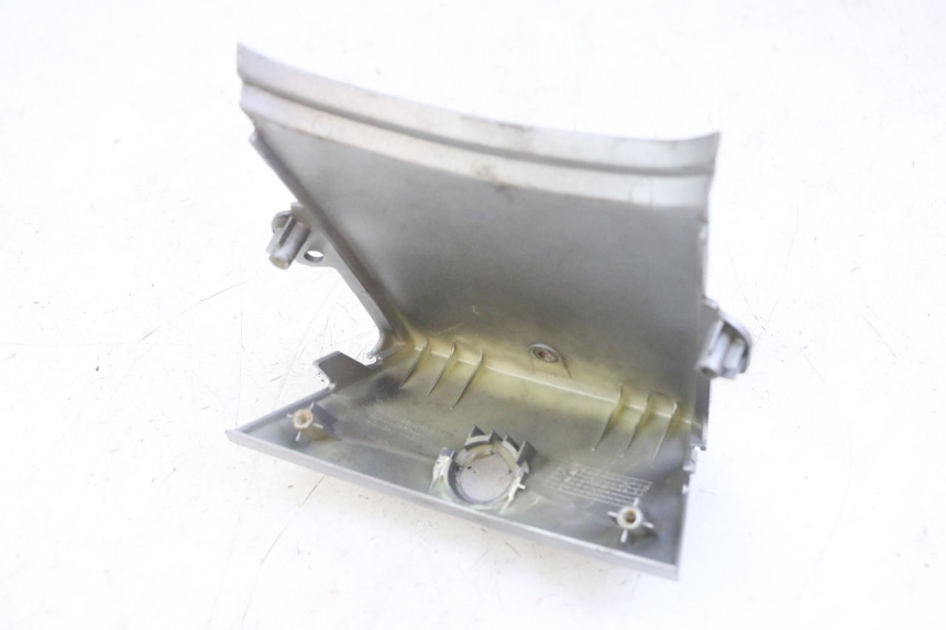 photo de JONCTION CARENAGE ARRIERE HONDA SCV LEAD 100 (2003 - 2007) - Gros plan technique