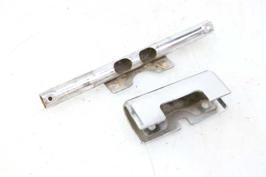 photo de JONCTION CARENAGE ARRIERE INFERIEURE HYOSUNG GV AQUILA 125 (2000 - 2009) - Gros plan technique