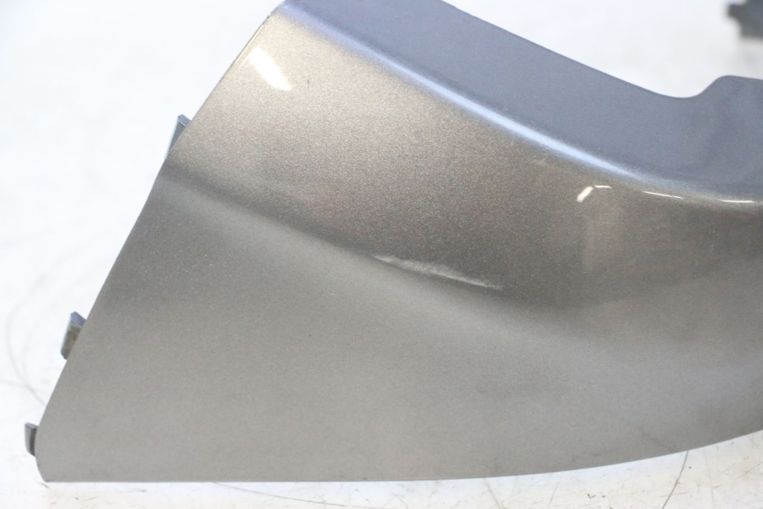photo de JONCTION CARENAGE ARRIERE INFERIEURE SUZUKI BURGMAN 125 (2007 - 2014) - Détails caractéristiques
