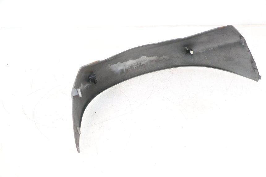 photo de JONCTION CARENAGE ARRIERE INFERIEURE SUZUKI BURGMAN 125 (2007 - 2014) - État de surface