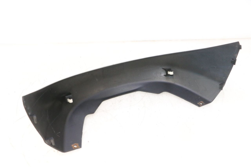 photo de JONCTION CARENAGE ARRIERE INFERIEURE SUZUKI BURGMAN 125 (2007 - 2014) - Détail de la pièce