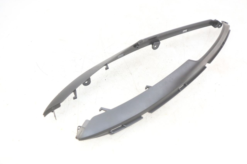 photo de JONCTION CARENAGE ARRIERE INFERIEURE KYMCO DOWNTOWN ABS 125 (2015 - 2017) - Détail de la pièce