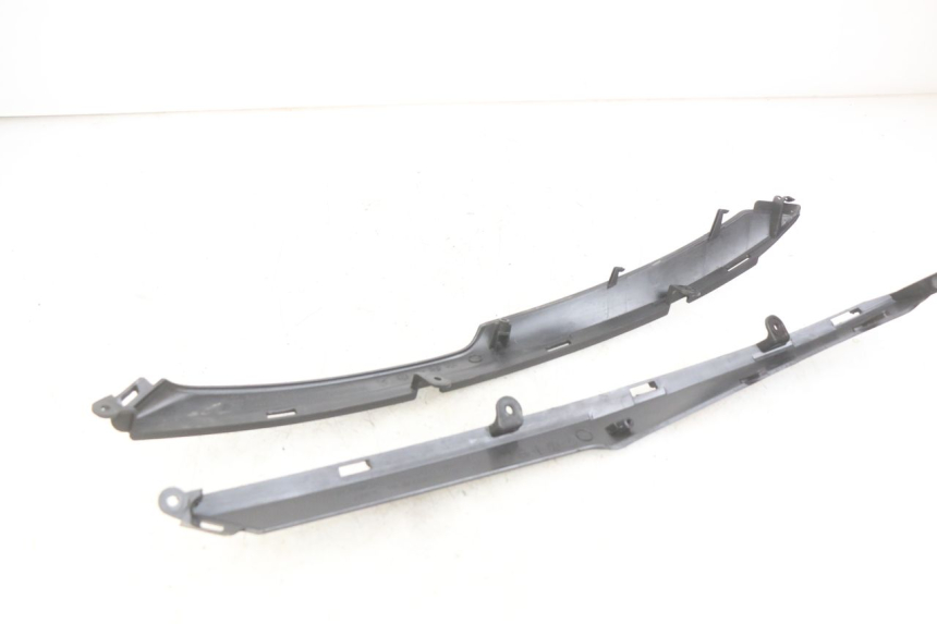 photo de JONCTION CARENAGE ARRIERE INFERIEURE KYMCO DOWNTOWN ABS 125 (2015 - 2017) - Zoom état d’usage