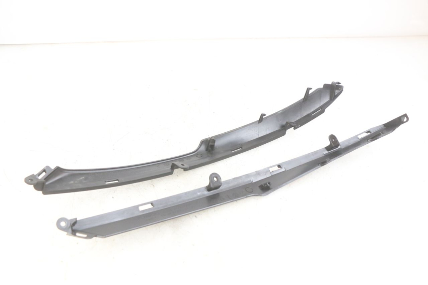 photo de JONCTION CARENAGE ARRIERE INFERIEURE KYMCO DOWNTOWN ABS 125 (2015 - 2017) - Gros plan technique