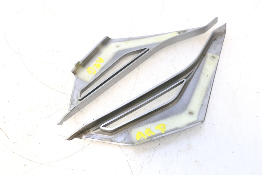 photo de JONCTION CARENAGE ARRIERE INFERIEURE GILERA GP 800 (2007 - 2013) - Autre angle de vue