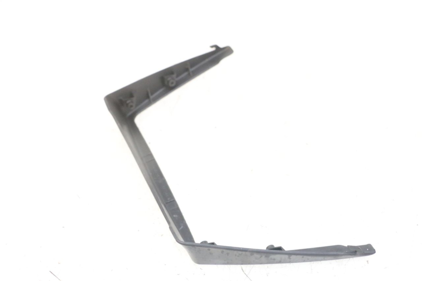 photo de JONCTION CARENAGE ARRIERE INFERIEURE SUZUKI GS GSE 500 (2001 - 2003) - Zoom état d’usage