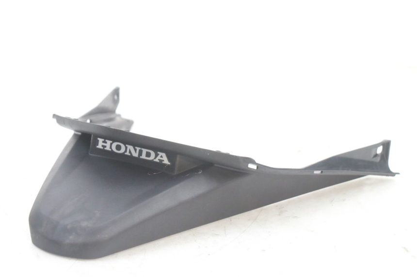 photo de JONCTION CARENAGE ARRIERE INFERIEURE HONDA PCX (JF57/JF64) 125 (2014 - 2018) - Détail de la pièce