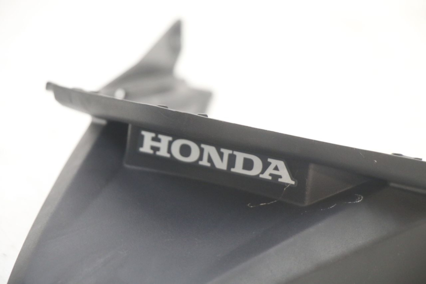 photo de JONCTION CARENAGE ARRIERE INFERIEURE HONDA PCX (JF57/JF64) 125 (2014 - 2018) - Zoom état d’usage