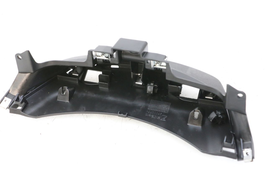 photo de JONCTION CARENAGE ARRIERE INFERIEURE PIAGGIO MP3 500 (2014 - 2017) - Zoom état d’usage