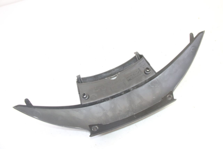 photo de JONCTION CARENAGE ARRIERE INFERIEURE PIAGGIO MP3 RL 250 (2006 - 2010) - Gros plan technique