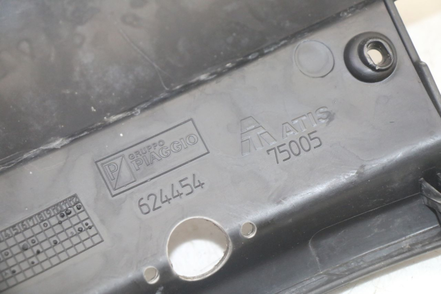 photo de JONCTION CARENAGE ARRIERE INFERIEURE PIAGGIO MP3 RL 250 (2006 - 2010) - Vue d’ensemble