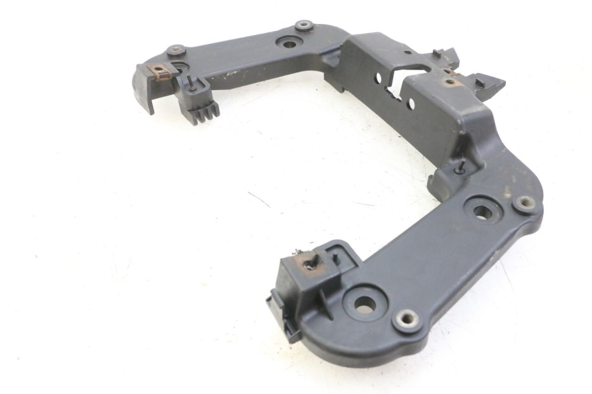 photo de JONCTION CARENAGE ARRIERE INFERIEURE MBK OVETTO 4T 50 (2008 - 2016) - Gros plan technique