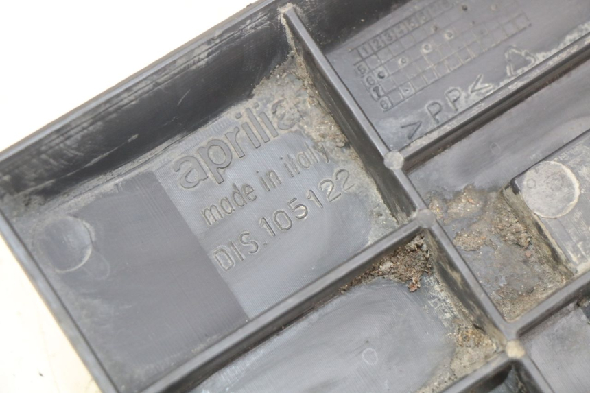 photo de JONCTION CARENAGE ARRIERE INFERIEURE APRILIA SCARABEO 100 (2003 - 2012) - Détail de la pièce