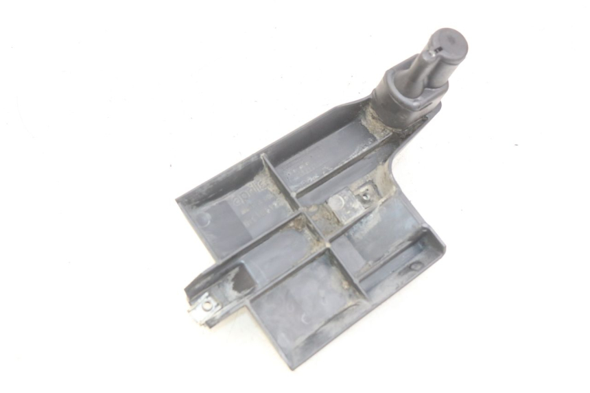 photo de JONCTION CARENAGE ARRIERE INFERIEURE APRILIA SCARABEO 100 (2003 - 2012) - Zoom état d’usage