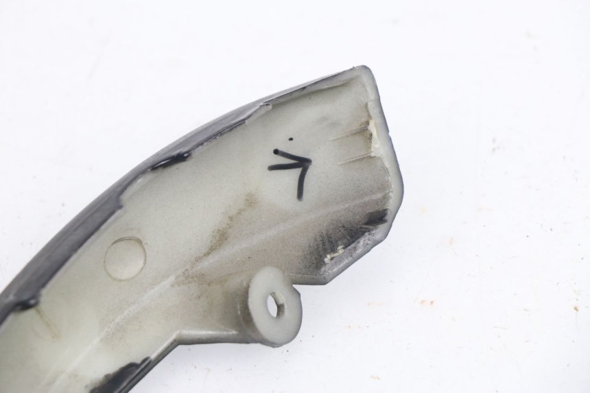 photo de JONCTION CARENAGE ARRIERE INFERIEURE BAOTIAN TRAVEL SPIRIT 50 (2010 - 2012) - Gros plan technique