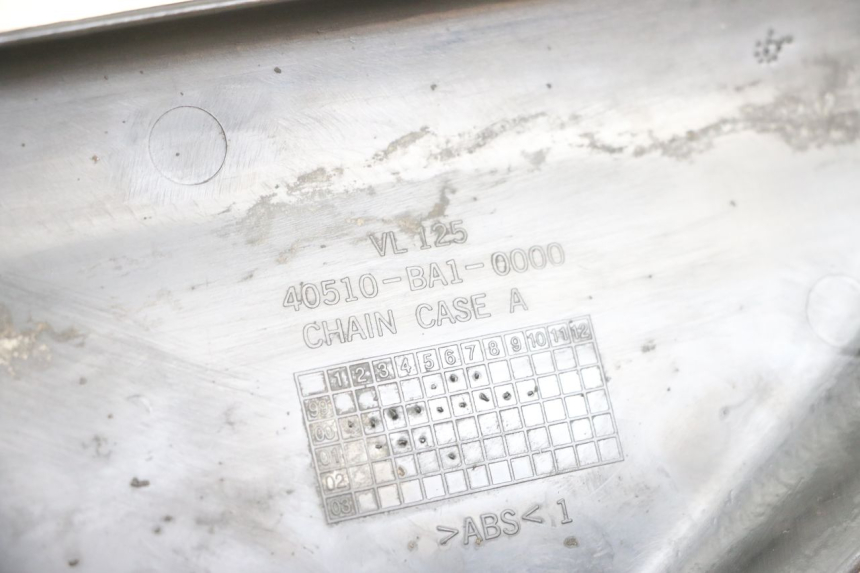 photo de JONCTION CARENAGE ARRIERE INFERIEURE DAELIM VL DAYSTAR 125 (2000 - 2011) - Détail de la pièce