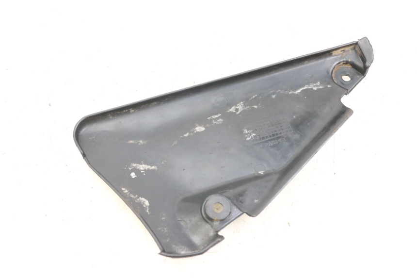 photo de JONCTION CARENAGE ARRIERE INFERIEURE DAELIM VL DAYSTAR 125 (2000 - 2011) - Zoom état d’usage