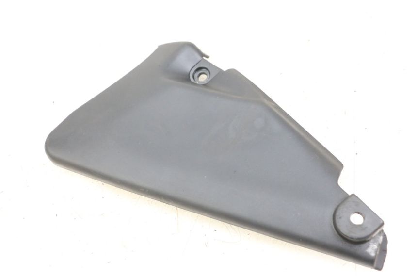 photo de JONCTION CARENAGE ARRIERE INFERIEURE DAELIM VL DAYSTAR 125 (2000 - 2011) - Autre angle de vue