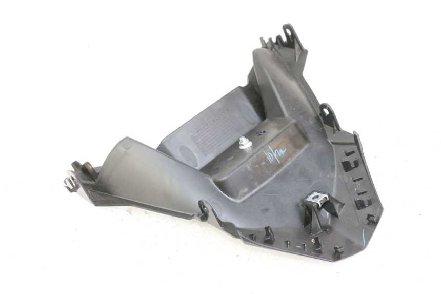 photo de JONCTION CARENAGE ARRIERE INFERIEURE YAMAHA XMAX X-MAX 125 (2021 - 2025) - Gros plan technique