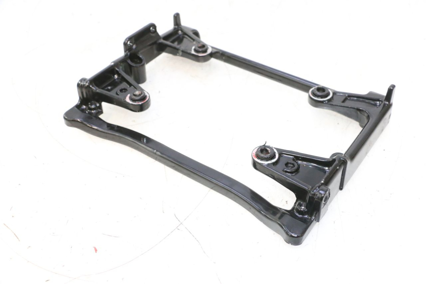 photo de JONCTION CARENAGE ARRIERE INFERIEURE HONDA XRV AFRICA TWIN 750 (1990 - 1992) - Gros plan technique