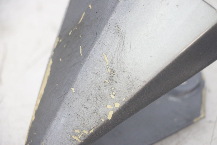 photo de JONCTION CARENAGE ARRIERE PEUGEOT JET FORCE CARBU 50 (2003 - 2016) - Zoom état d’usage