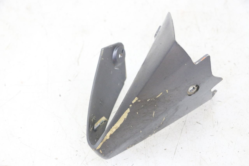 photo de JONCTION CARENAGE ARRIERE PEUGEOT JET FORCE CARBU 50 (2003 - 2016) - Gros plan technique