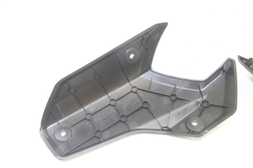 photo de JONCTION CARENAGE ARRIERE PEUGEOT KISBEE 4T 50 (2018 - 2022) - Autre angle de vue