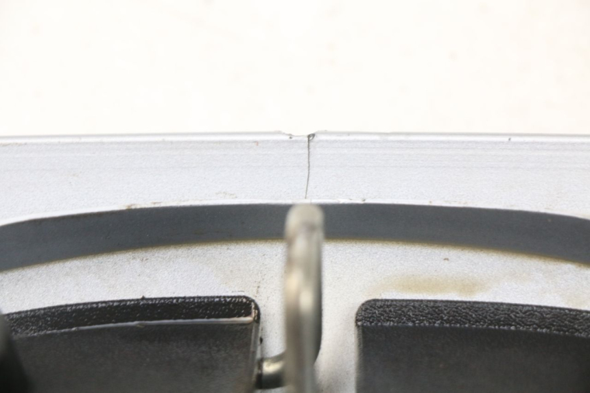 photo de JONCTION CARENAGE ARRIERE PIAGGIO MP3 125 (2006 - 2014) - Zoom état d’usage