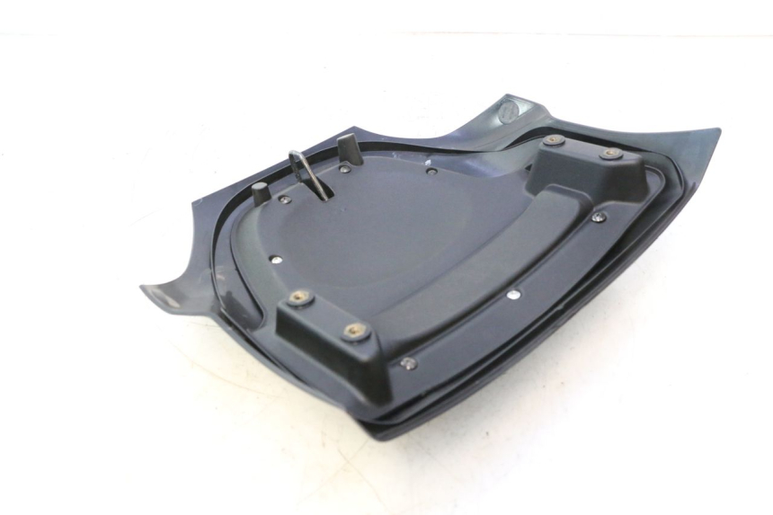 photo de JONCTION CARENAGE ARRIERE PIAGGIO MP3 125 (2006 - 2014) - Autre angle de vue