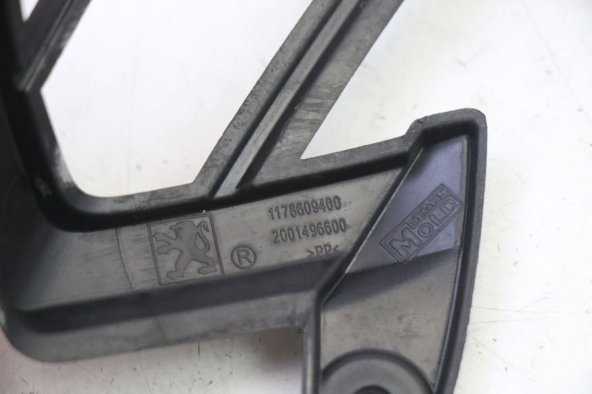 photo de JONCTION CARENAGE ARRIERE PEUGEOT STREETZONE I NAKED 2T 50 (2018 - 2020) - Gros plan technique