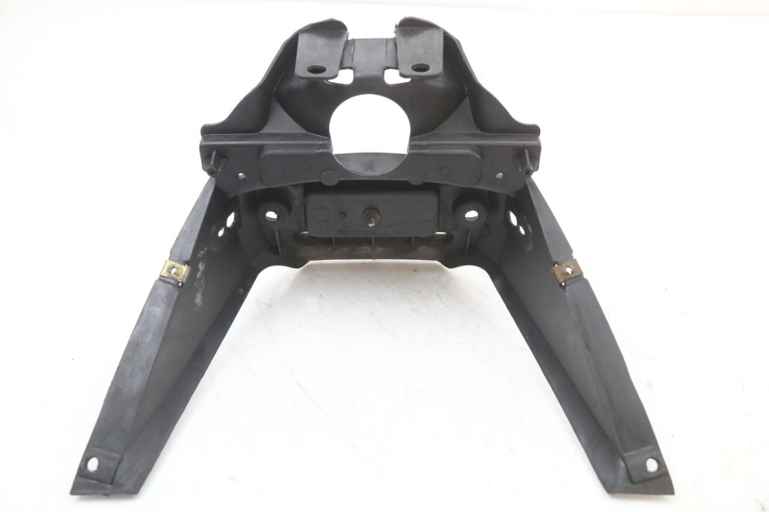 photo de JONCTION CARENAGE ARRIERE SUPERIEUR KYMCO AGILITY CARRY 50 (2011 - 2020) - Gros plan technique