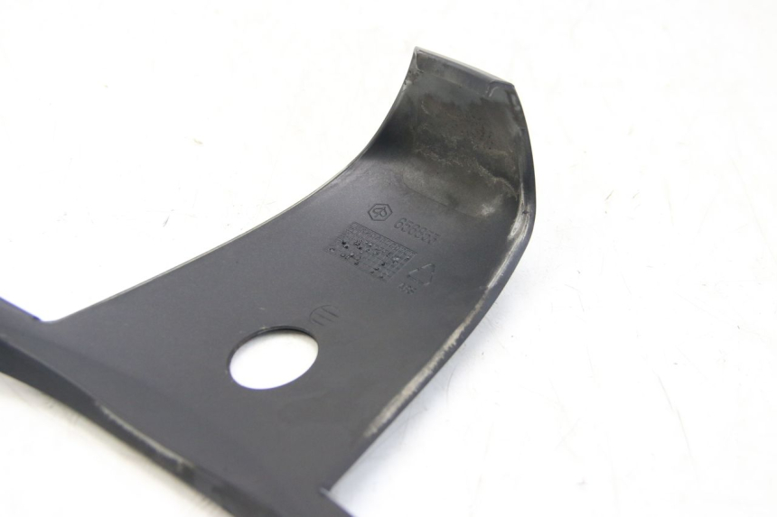 photo de JONCTION CARENAGE ARRIERE SUPERIEUR PIAGGIO BEVERLY 125 (2010 - 2015) - Autre angle de vue