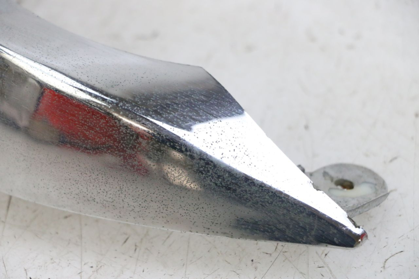 photo de JONCTION CARENAGE ARRIERE SUPERIEUR DAELIM BESBI 125 (2007 - 2008) - Gros plan technique