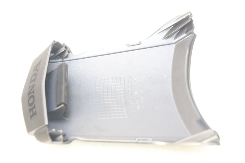 photo de JONCTION CARENAGE ARRIERE SUPERIEUR HONDA FES PANTHEON 2T 125 (1998 - 2002) - Détail de la pièce