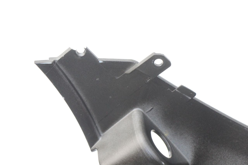 photo de JONCTION CARENAGE ARRIERE SUPERIEUR SYM FIDDLE 3 III 125 (2014 - 2020) - Détail de la pièce