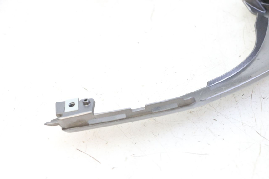 photo de JONCTION CARENAGE ARRIERE SUPERIEUR HONDA FORZA ABS 300 (2013 - 2017) - Gros plan technique