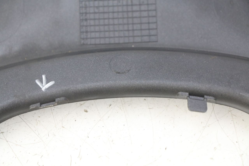 photo de JONCTION CARENAGE ARRIERE SUPERIEUR HONDA FORZA 125 (2015 - 2016) - Gros plan technique