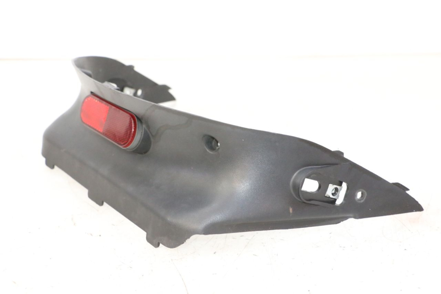 photo de JONCTION CARENAGE ARRIERE SUPERIEUR DAELIM HISTORY 125 (2001 - 2002) - Autre angle de vue