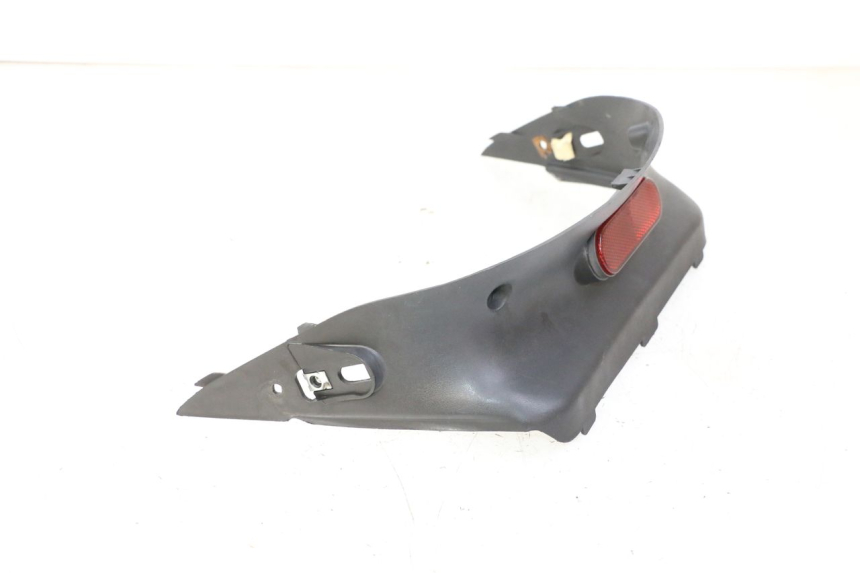 photo de JONCTION CARENAGE ARRIERE SUPERIEUR DAELIM HISTORY 125 (2001 - 2002) - Gros plan technique