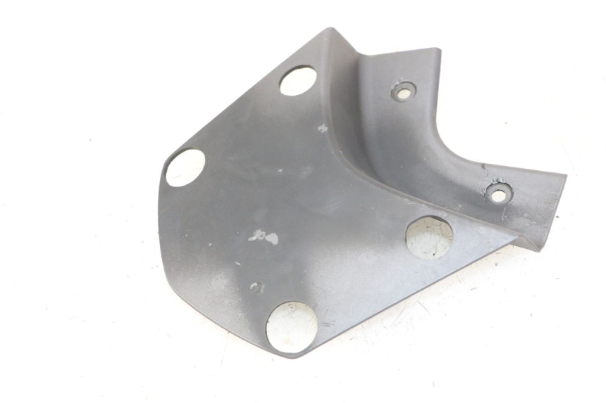 photo de JONCTION CARENAGE ARRIERE SUPERIEUR HONDA PCX (JF57/JF64) 125 (2014 - 2018) - Gros plan technique