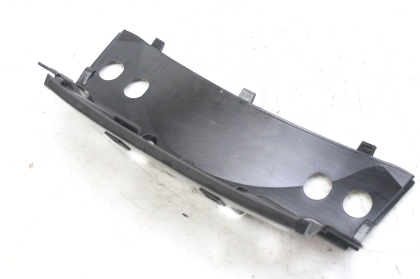 photo de JONCTION CARENAGE ARRIERE SUPERIEUR PIAGGIO MP3 RL 250 (2006 - 2010) - Détail de la pièce