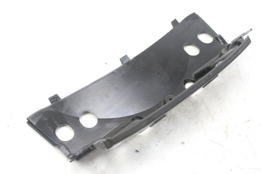 photo de JONCTION CARENAGE ARRIERE SUPERIEUR PIAGGIO MP3 RL 250 (2006 - 2010) - Zoom état d’usage