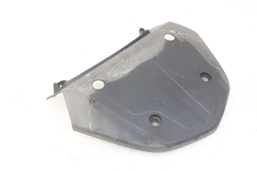 photo de JONCTION CARENAGE ARRIERE SUPERIEUR HONDA NTV DEAUVILLE ABS 700 (2007 - 2016) - Gros plan technique