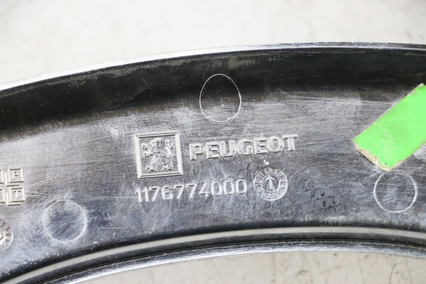 photo de JONCTION CARENAGE ARRIERE SUPERIEUR PEUGEOT SATELIS 125 (2013 - 2018) - Autre angle de vue