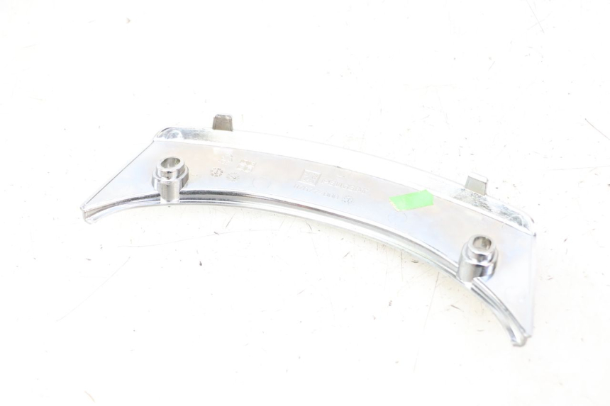 photo de JONCTION CARENAGE ARRIERE SUPERIEUR PEUGEOT SATELIS 125 (2013 - 2018) - Gros plan technique