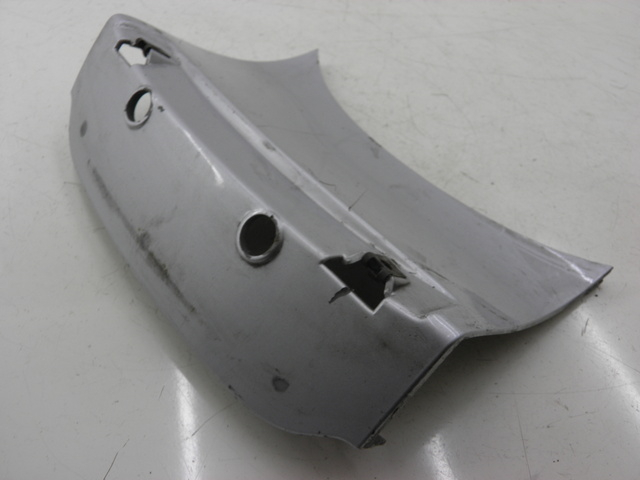 photo de JONCTION CARENAGE ARRIERE SUPERIEUR PIAGGIO X8 STREET 125 (2006 - 2007) - Zoom état d’usage