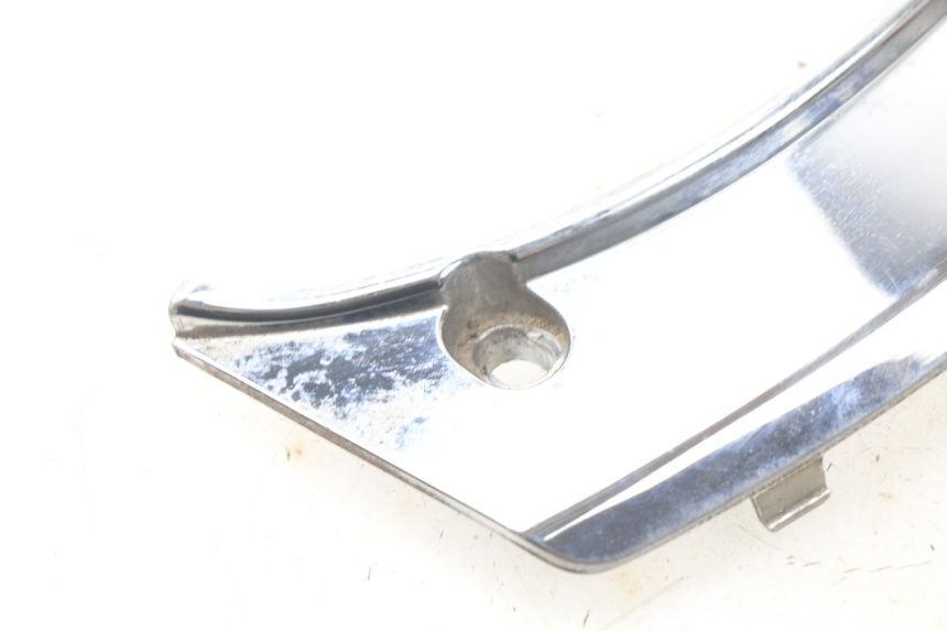 photo de JONCTION CARENAGE ARRIERE SUPERIEUR PEUGEOT SATELIS 125 (2006 - 2009) - Gros plan technique