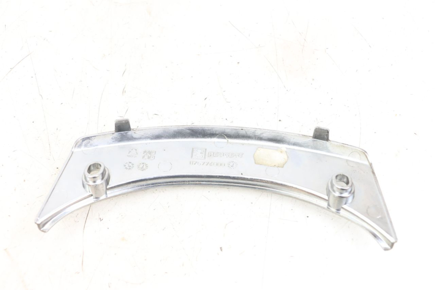 photo de JONCTION CARENAGE ARRIERE SUPERIEUR PEUGEOT SATELIS 125 (2006 - 2009) - Autre angle de vue