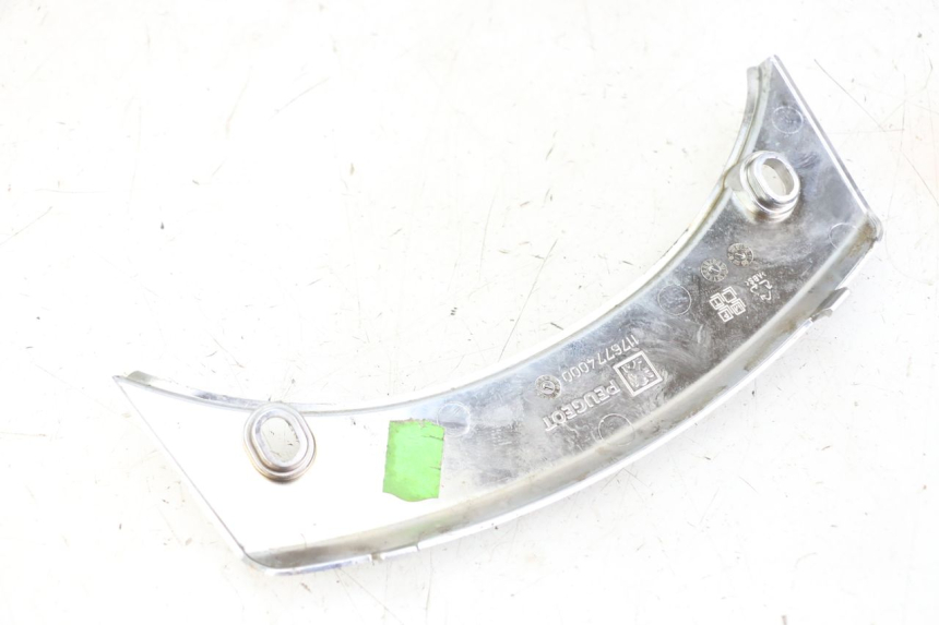 photo de JONCTION CARENAGE ARRIERE SUPERIEUR PEUGEOT SATELIS 125 (2013 - 2018) - Gros plan technique