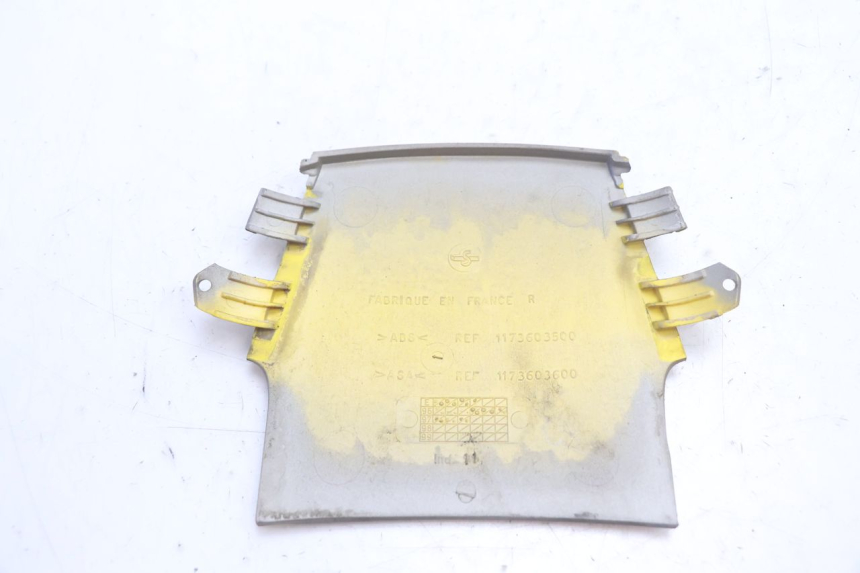 photo de JONCTION CARENAGE ARRIERE SUPERIEUR PEUGEOT SPEEDFIGHT LC 50 (1996 - 2002) - Gros plan technique